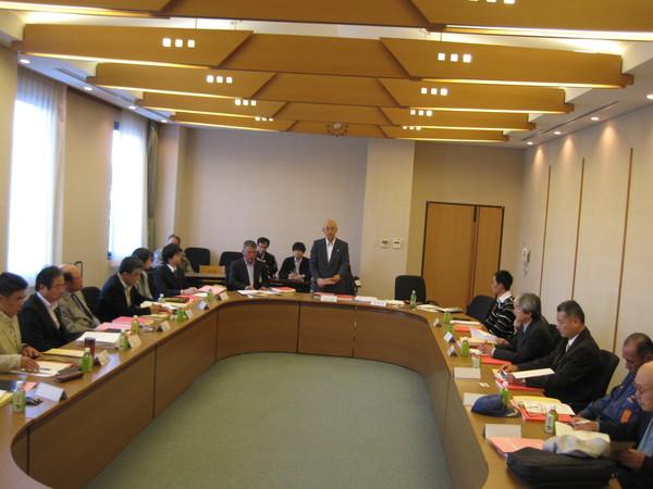 篠山市原子力災害対策検討委員会16名が出席し、代表が挨拶している写真